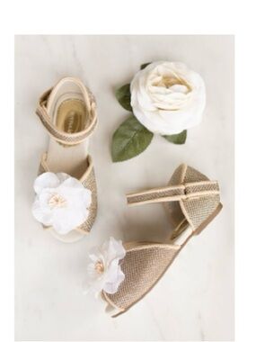 NWT Mercedes Peep Toe Flats in Gold size 3 girls by Joyfolie